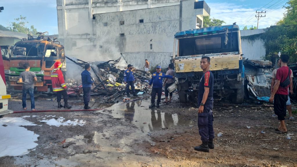 Kebaran di Lhueng Bata, Haguskan Gudang dan Satu Unit Truck Barang