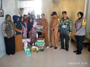 Pemkab Aceh Besar Salurkan Bantuan Masa Panik untuk Korban Angin Kencang di Peukan Bada