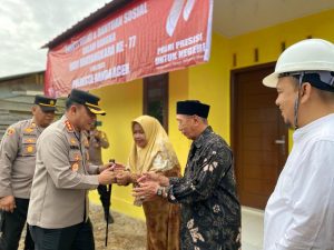 Kapolresta Banda Aceh Serahkan Kunci Rumah Untuk Warga Yang Mendapat Bantuan Bedah Rumah Layak Huni