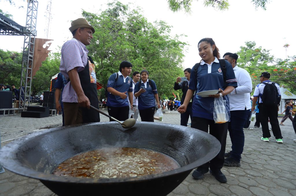 Ragam Negara Perkenalkan Kuliner di IFF USK