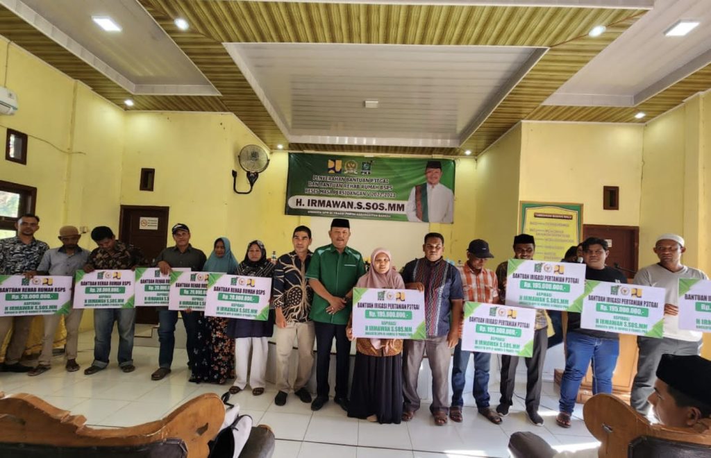 Anggota DPR RI Serahkan Bantuan Rehab Rumah untuk Masyarakat di Aceh Besar