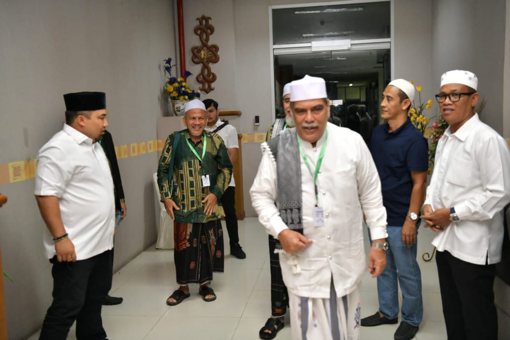 Pj Bupati Iswanto Antar Ulama Aceh Besar Berangkat Umrah