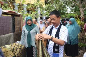 Ketua Dekranasda Aceh Besar Bersama Direktur HAKI Kunjungi Perajin Songket di Gampong Siem