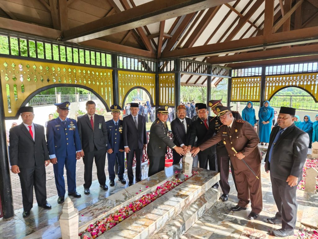 Jelang HUT RI, Pj Bupati Aceh Besar Ziarah dan Tabur Bunga di Makam T Nyak Arief