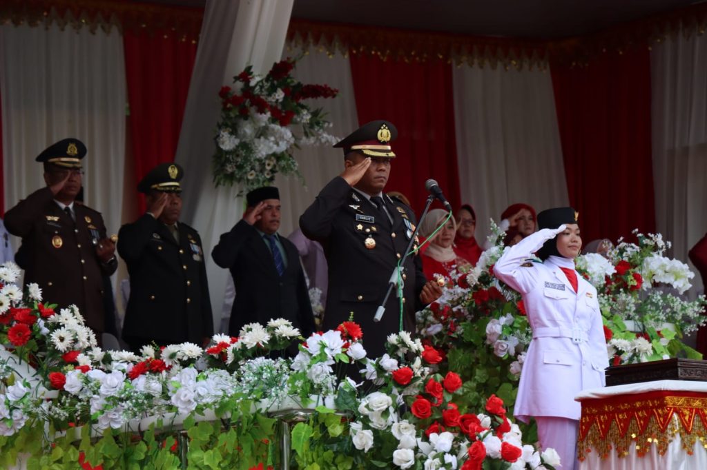 Kapolres Aceh Besar Irup penurunan Bendera Peringatan HUT Ke-78 RI
