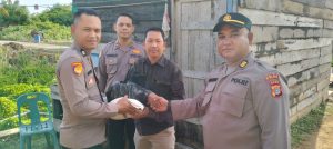 Personel Rorena Polda Aceh Bagikan Sembako untuk Masyarakat