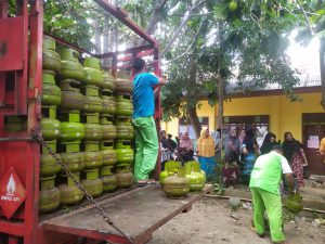 Warga Kuta Baro Antrian di Lokasi Operasi Gas Elpiji 3kg