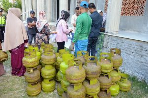 Giliran Warga Darul Kamal Antri di Operasi Pasar Elpiji 3 Kg