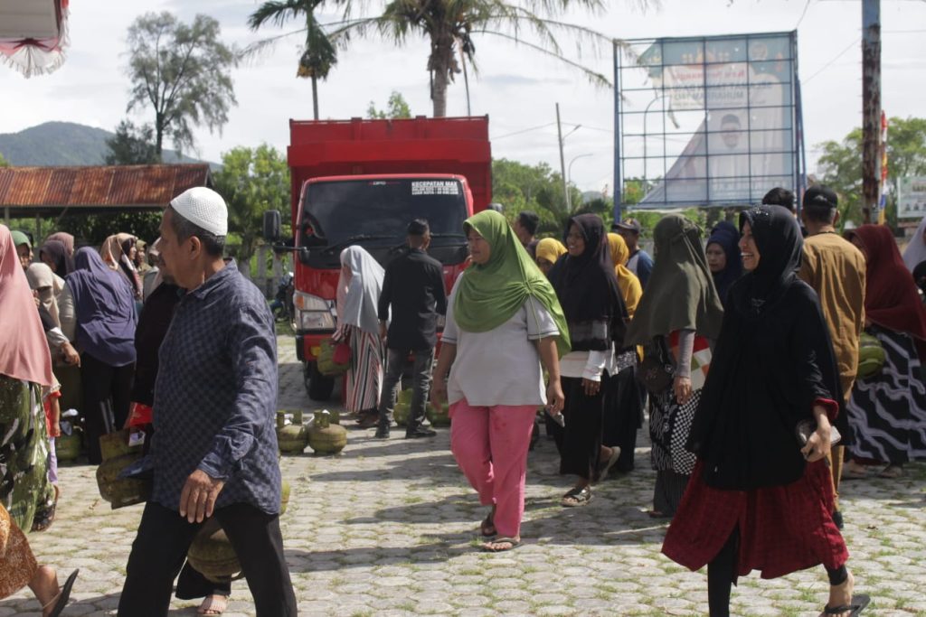 Warga Lhoknga Sangat Terbantu Digelar Operasi Pasar Gas Elpiji 3 Kg