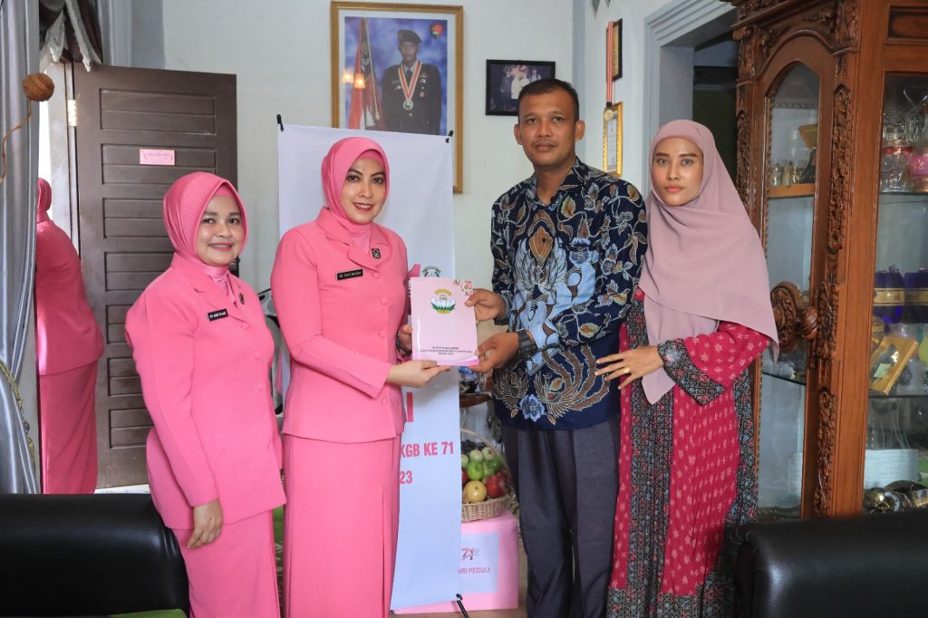 Ketua Bhayangkari Aceh Anjangsana ke Anggota Polri Sakit Menahun