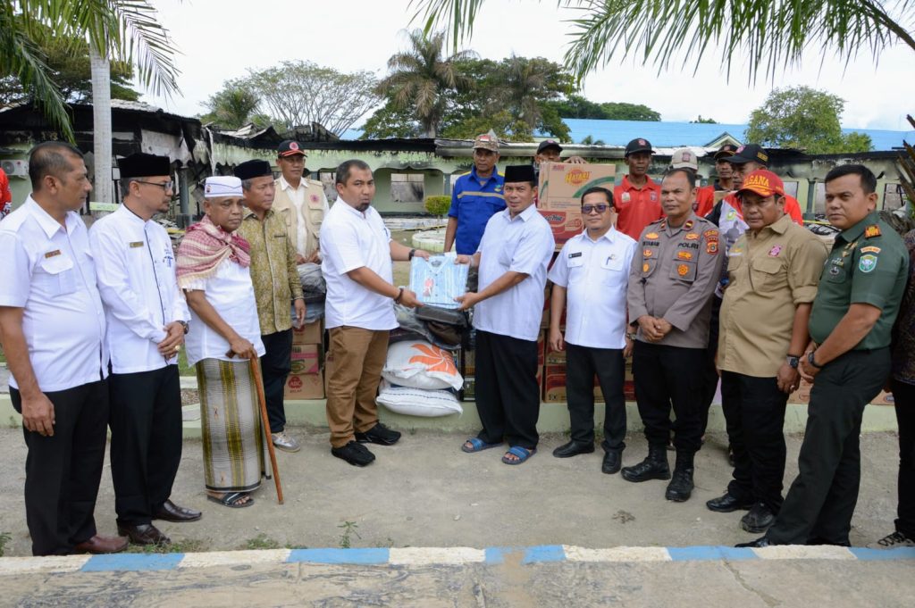 Pj Bupati Serahkan Bantuan Masa Panik Korban Kebakaran Ponpes Gontor 8