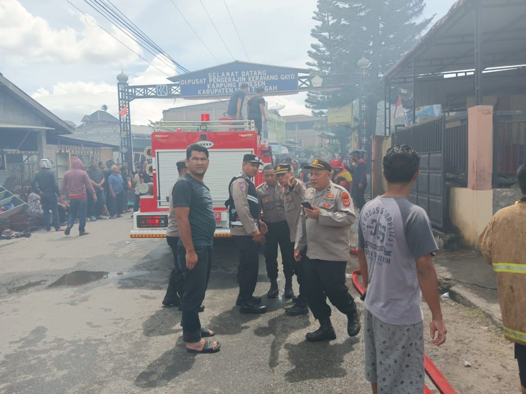 Tiga Rumah di Simpang Empat Terbakar, Polisi dan TNI Terlibat Padamkan Api