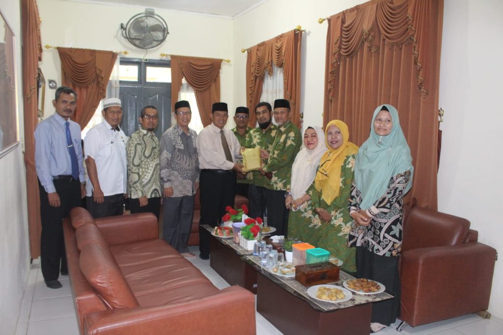 Kemenag Aceh Besar Serahkan Bantuan Korban Kebakaran Ponpes Gontor 8