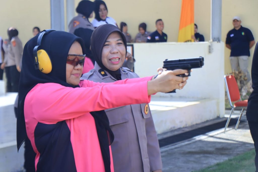 Polda Aceh Gelar Kejuaraan Menembak Ibu Asuh Polwan Polda Aceh Cup 2023
