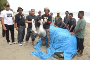 Pj Bupati Aceh Besar Bantu Jaring untuk Nelayan Gampong Baro