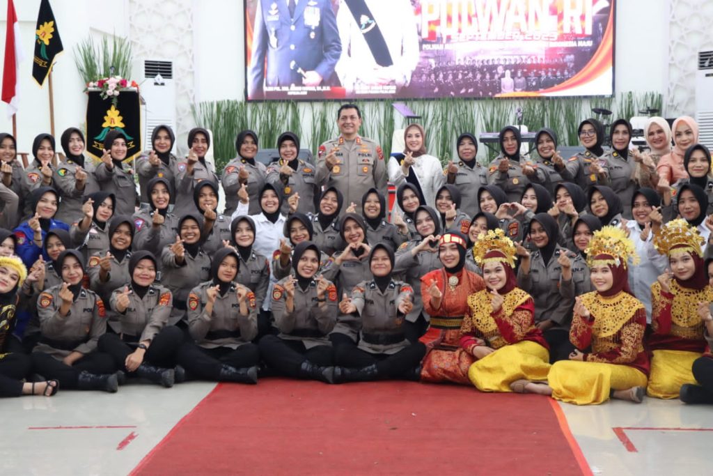 Kapolda Aceh dan Ketua Bhayangkari Hadiri Syukuran HUT Ke-75 Polwan