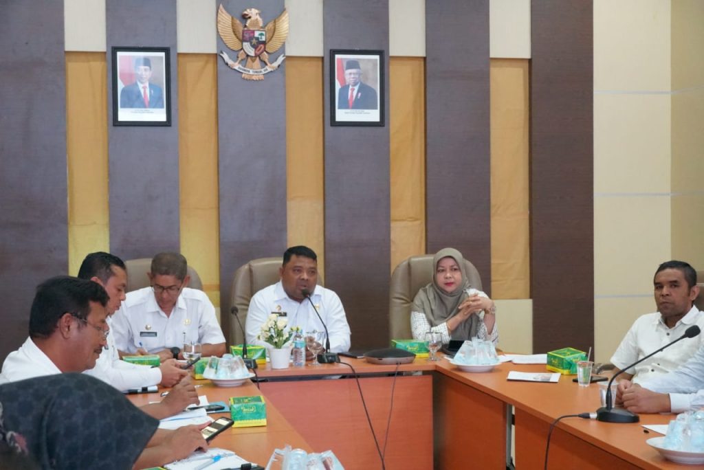 Aceh Besar Serahkan Santunan Jaminan Kematian untuk Aparatur Gampong