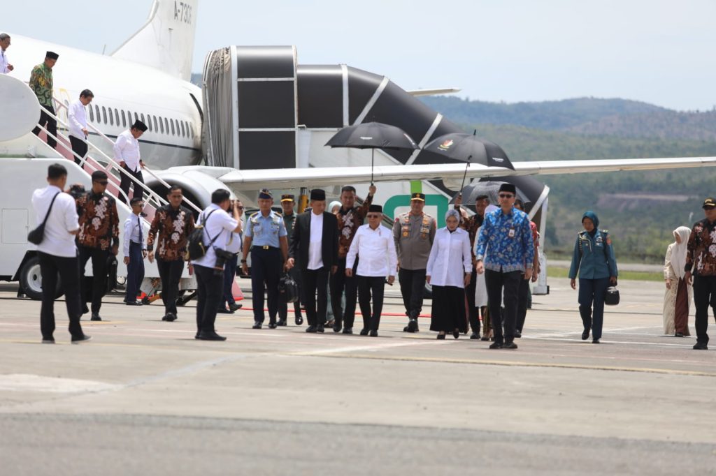 Kapolda Aceh Sambut Kedatangan Wapres RI di Bandara SIM