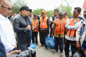 Pj Bupati Aceh Besar Serahkan Sembako kepada Jukir di Lambaro