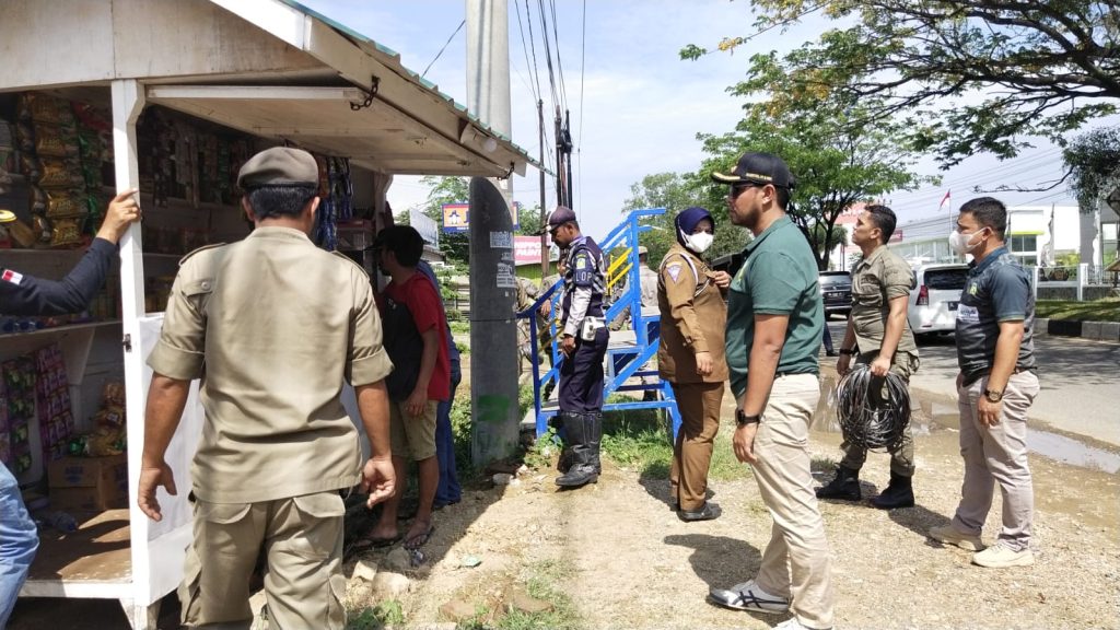Tekan Peredaran Rokok Ilegal, Satpol PP Aceh Besar Berikan Edukasi pada Pedagang