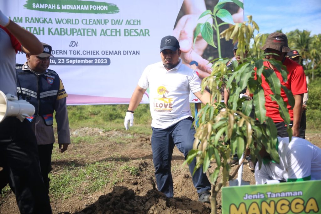 Pj Bupati Aceh Besar Pimpin Memungut Sampah dan Tanam Pohon di Ponpes Oemar Diyan