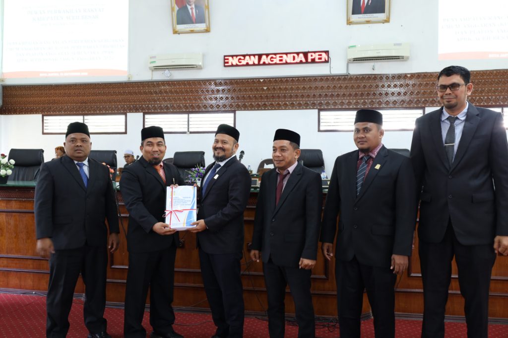 Pj Bupati Aceh Besar Sampaikan Rancangan Perubahan KUA dan PPAS ke DPRK