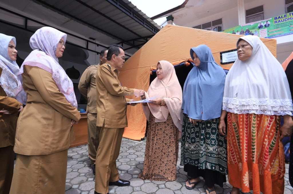 Pj Wali Kota Banda Aceh Serahkan Dokumen Adminduk Korban Kebakaran Lueng Bata
