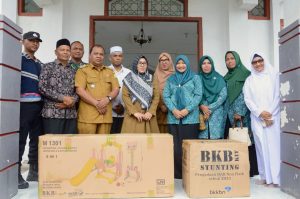 Tekan Stunting, TP-PKK Aceh Besar dan BKKBN Aceh Serahkan BKB Kit di Lam Ujong