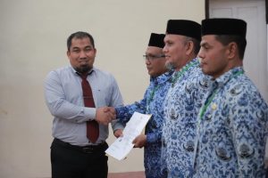 Pj Bupati Aceh Besar Serahkan SK Kenaikan Pangkat 106 PNS