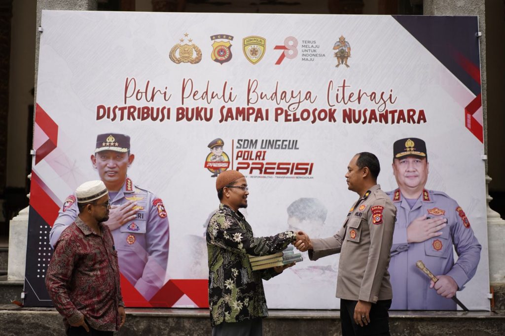 Ratusan Buku dan Kitab untuk Dayah Darul Ihsan Abu Krueng Kalee