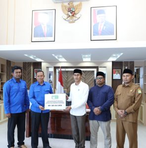 Karyawan PDAM Tirta Mountala Serahkan Zakat Rp 381 Juta ke Baitul Mal