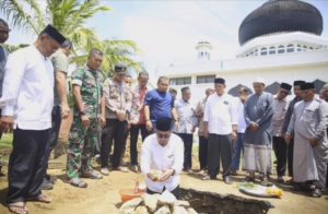 Anggota Komisi I DPR Aceh Letakkan Batu Pertama Perluasan Masjid Tgk Chiek Maharaja Gurah