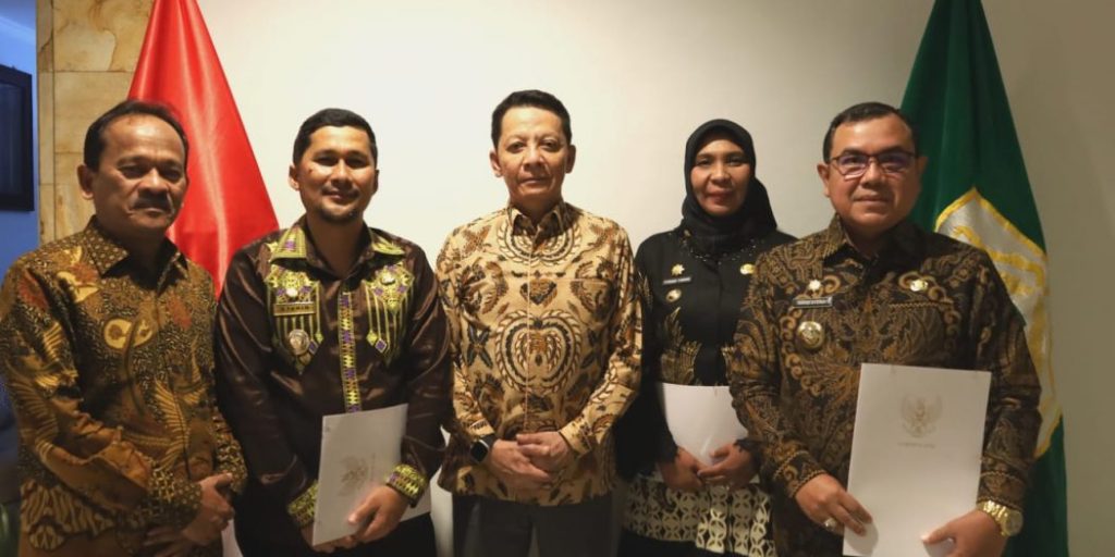 Penjabat Gubernur Aceh Serahkan SK Perpanjangan Masa Tugas Pj Bupati Aceh Tenggara, Nagan Raya dan Aceh Barat