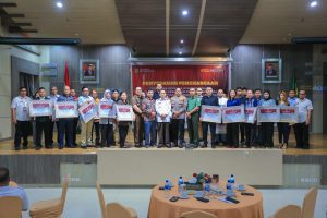 Pj Wali Kota Banda Aceh Serahkan Penghargaan kepada 30 Wajib Pajak