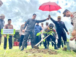 Hijau kan Negeri, Kapolresta Banda Aceh Tanam Pohon Bersama Warga