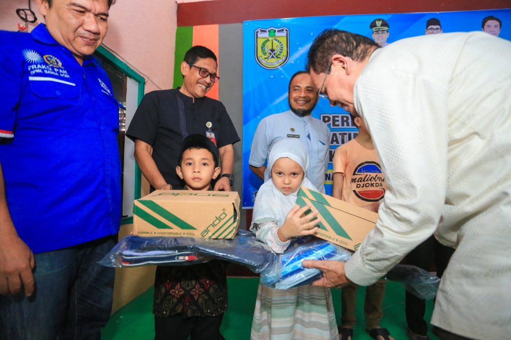Pj Wali Kota Amiruddin Serahkan Perlengkapan Sekolah Untuk 105 Anak Yatim