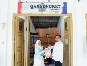 Pj Bupati Aceh  Besar Serahkan Bantuan Sembako Kepada Pengrajin