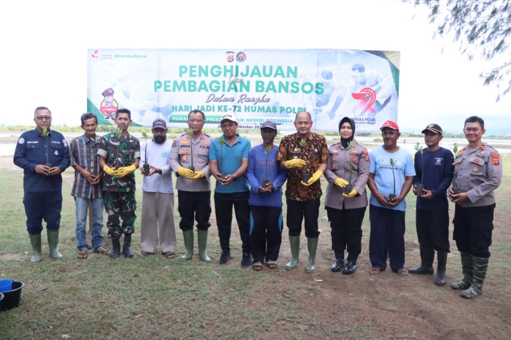 HUT Ke-72 Humas Polri, Polda Aceh Tanam 300 Pohon Mangrove