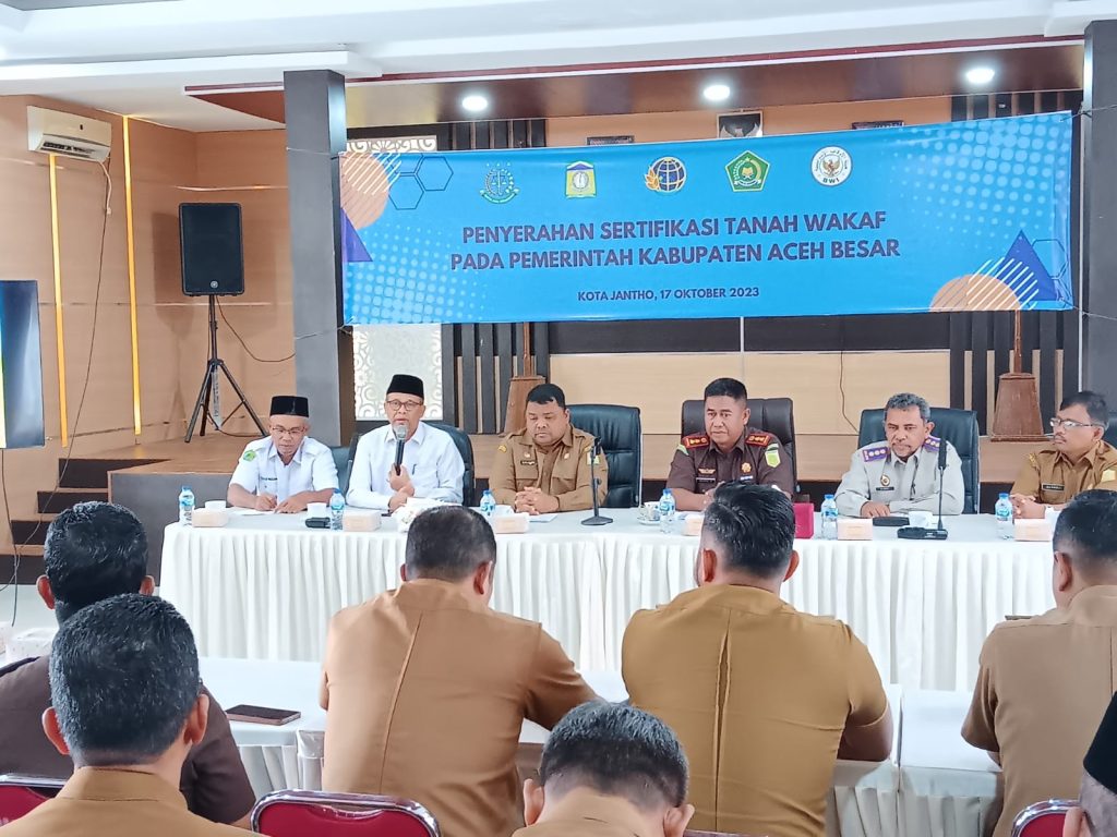 Lintas Instansi di Aceh Besar Serahkan 70 Sertifikat Tanah Wakaf