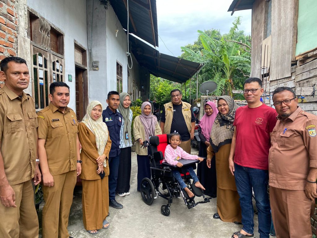 Anggota DPRK dan Dinsos Banda Aceh  Serahkan Bantuan Kursi Roda Bagi Warga Pango Raya