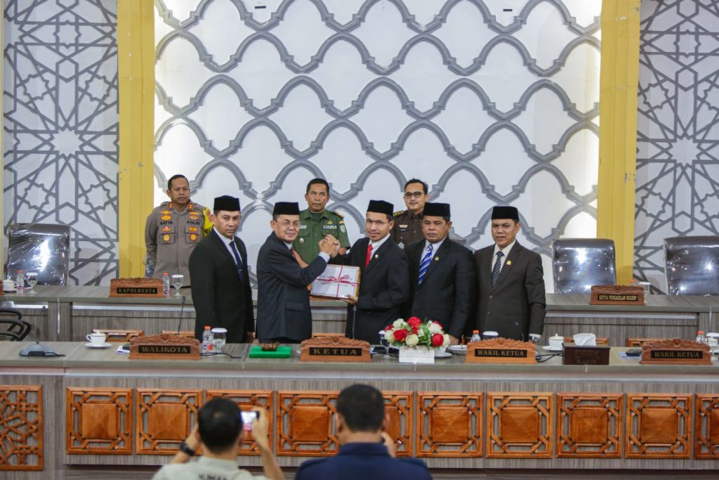 DPRK Banda Aceh Gelar Paripurna Penjelasan dan Penyerahan Resmi Rancangan Qanun APBK 2024