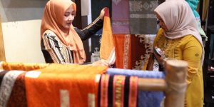 Dekranasda Aceh Latih 50 Remaja Putri Putus Sekolah Menenun Kain Songket