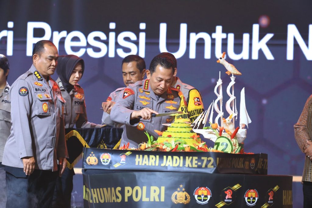 Kapolri Berikan Dua Hadiah untuk Divisi Humas Polri