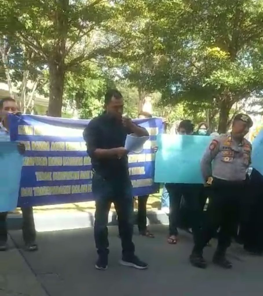 Geruduk Kantor Wali Kota, Warga Kampung Baru Minta Pilchiksung Diulang