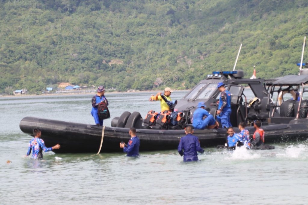 HUT Ke-73, Personel Ditpolairud Polda Aceh Tanam Terumbu Karang di Pulau Tuan