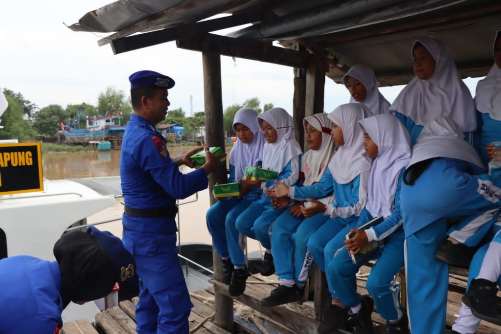 Ditpolairud Polda Aceh Buat Pustaka dan Klinik Terapung di Lampulo