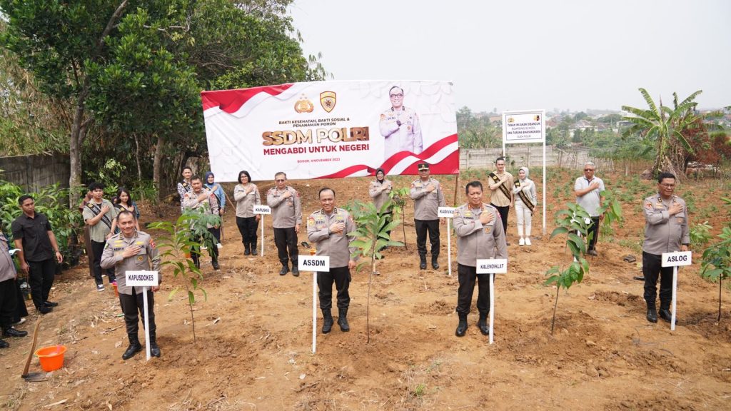 SSDM Polri Gelar Baksos, Bakkes dan Tanam Pohon di Gunung Sindur Bogor