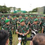 Panglima Komando Daerah Militer Iskandar Muda (Pangdam IM), Mayor Jenderal TNI Novi Helmy Prasetya, S.I.P, M.I.P memberikan keterangan kepada wartawan usai mengikuti Apel Gelar Kesiapan Pengamanan Pemilu tahun 2024 TNI AD TA. 2023 yang tersebar di seluruh jajaran TNI AD secara Vicon dengan Kepala Staf Angkatan Darat (Kasad), Jenderal TNI Agus Subiyanto, S.E., M.Si., di Lapangan Rindam Iskandar Muda, Rabu (8/11/2023) pagi.(Foto/Pendam IM).