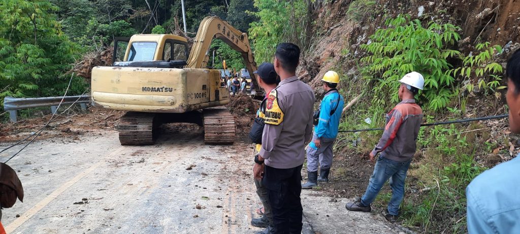 Polisi dan Warga Beutong Ateuh Bersihkan Jalan dari Tanah Longsor