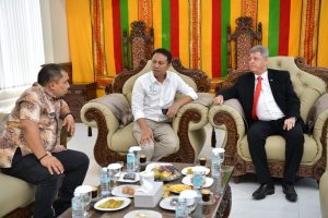 Pj Bupati Aceh Besar Sambut Kedatangan Dubes Palestina di Bandara SIM